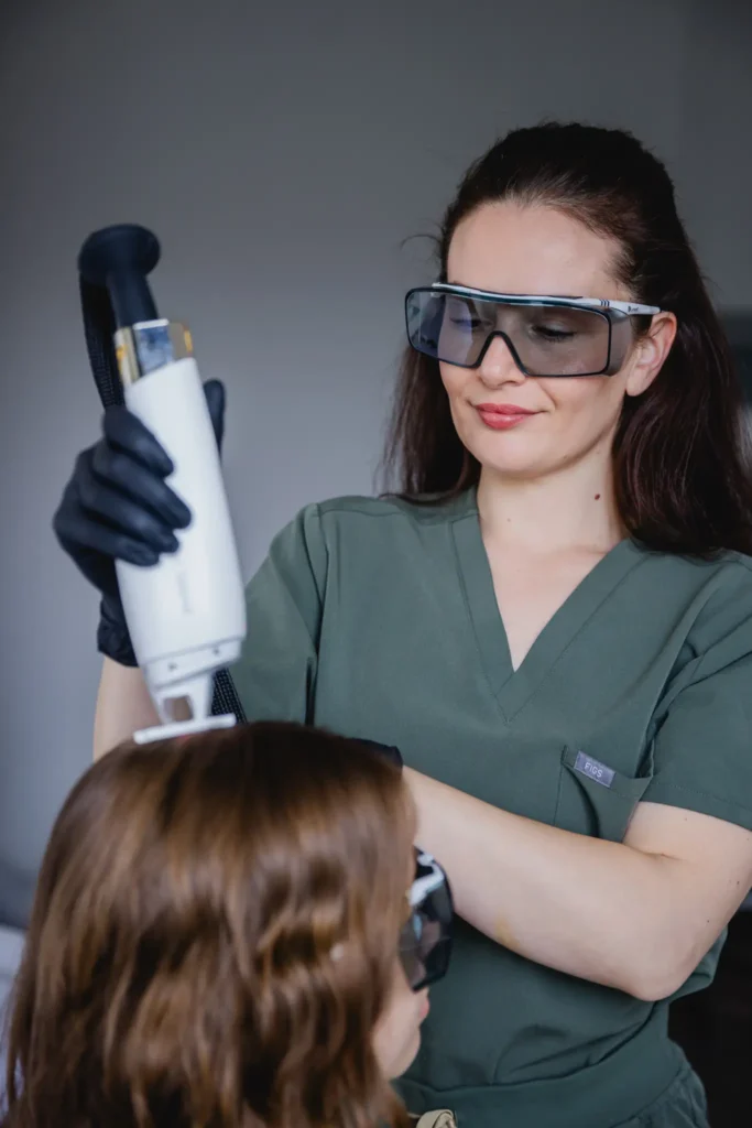 Laser-Haarentfernung mit Schutzbrille durch eine Behandlerin von H&H trifft Medizin in Ludwigsburg