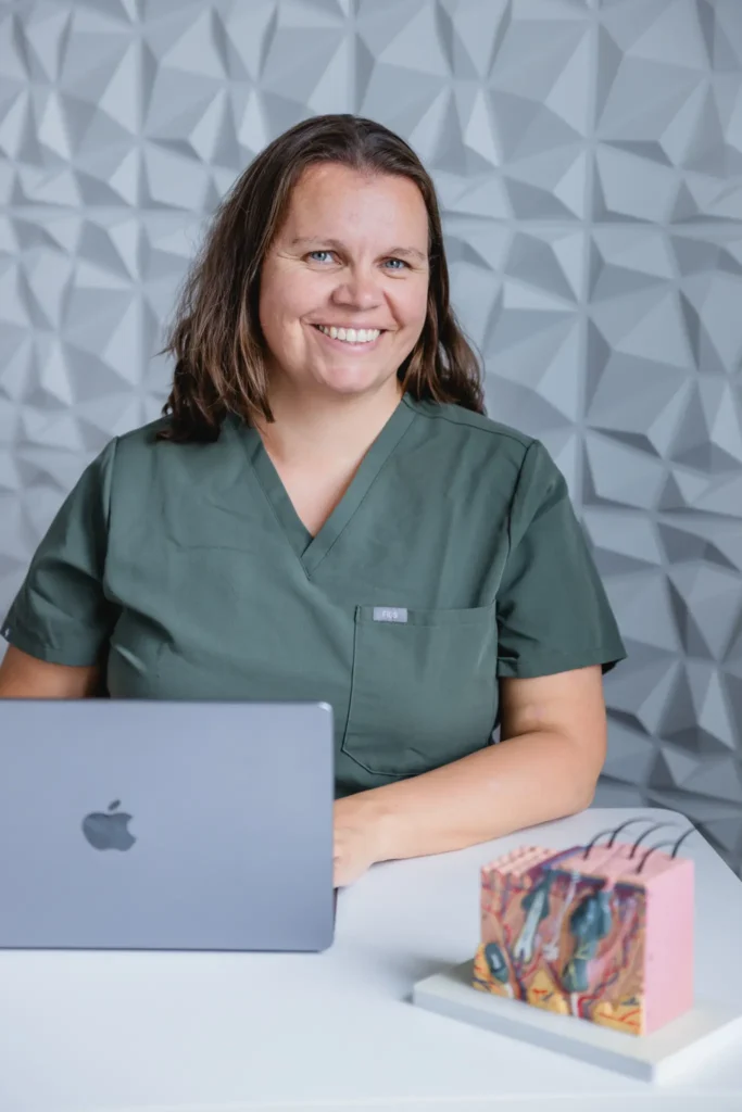 Julia Kaiser, Geschäftsführerin von H&H trifft Medizin, mit anatomischem Hautmodell